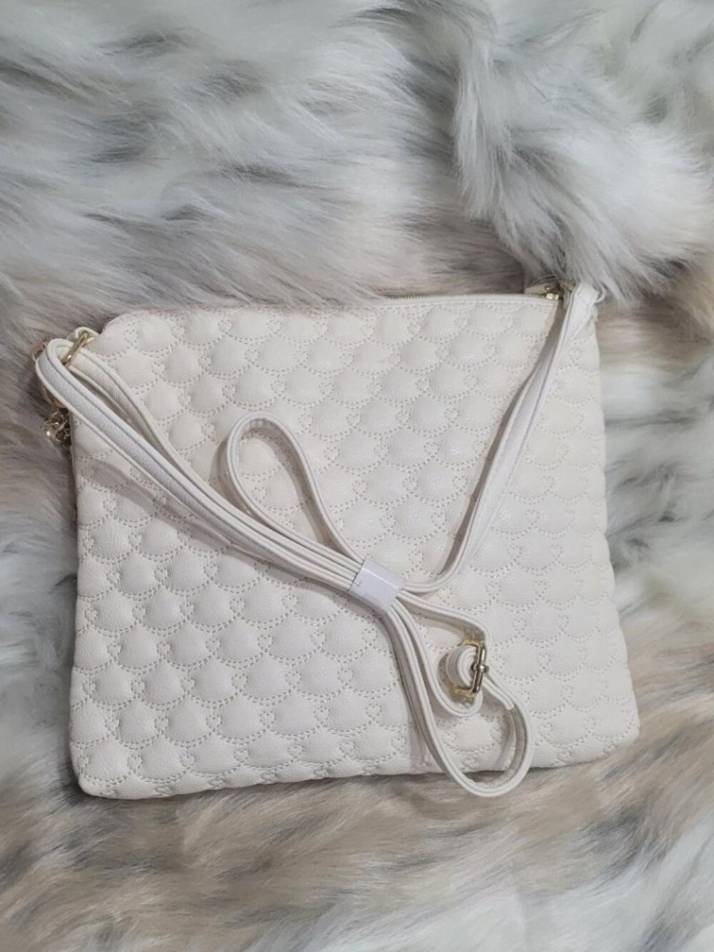 P1474-NWOT Betsey Johnson White Quilted Hearts bag with Crystal Key Charm - Picture 1 of 5